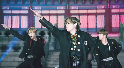 글로벌 공연영상을 ‘왕가의 길’경복궁에서 촬영하고 있는 BTS.