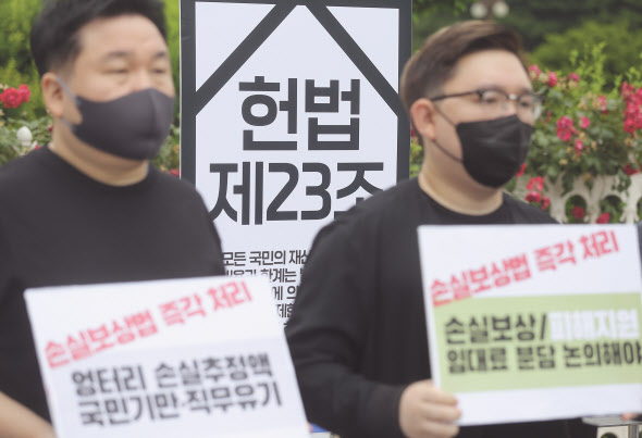 손실보상제를 실시한 해외 11개국 중 법에 ‘의무화’를 명시한 나라는 단 한 곳도 없는 것으로 나타났다. 반면 우리나라는 기획재정부가 나서 시행령에 ‘손실보상 산식’을 집어 넣기 위해 준비하고 있는 것으로 전해졌고, 정치권에서는 더 나아가 이를 소급적용하자며 보채고 있다. 정부·여당이 나서 방역활동은 국민의무라며 손실보상에 난색을 보인 일본과 대비된다. 사진은 지난 7일 서울 여의도 국회 앞에서 기자회견을 열고 손실보상 소급적용을 촉구하고 있는 손실보상법 입법 촉구 피해업종·중소상공인·시민사회단체 관계자들. [연합]