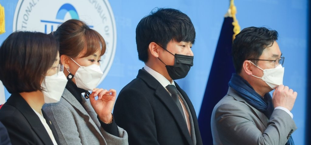 지난해 11월 10일 오전 서울 여의도 국회 소통관에서 열린 구하라법(부양의 의무를 현저히 게을리한 자를 상속결격사유에 포함하는 민법1004조 개정안 등) 통과 촉구 기자회견에 구하라의 오빠 호인씨(오른쪽 두 번째)가 참석하고 있다. [연합]