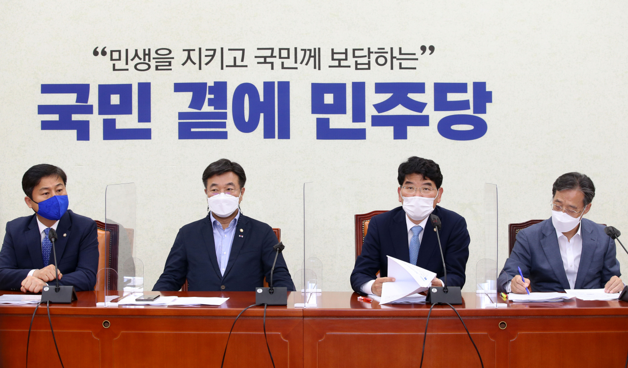 더불어민주당 박완주 정책위의장(오른쪽 두번째)이 15일 서울 여의도 국회에서 열린 원내대책회의에서 발언하고 있다. [이상섭 기자]