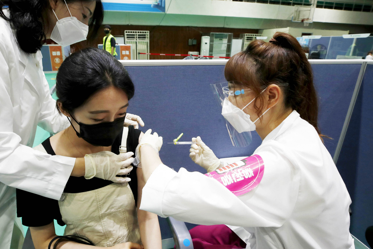 15일 오전 광주 북구 신종 코로나바이러스 감염증(코로나19) 화이자 백신 예방접종센터에서 보건소 의료진이 30세 미만 사회 필수인력 대상자들에게 백신을 접종하고 있다. 정부는 이날부터 오는 26일까지 30세 미만 경찰·소방 등 사회 필수인력과 어린이집·유치원·초등학교(1&sim;2학년) 교사, 돌봄 인력 등에 대해 접종을 한다고 발표했다. 연합뉴스