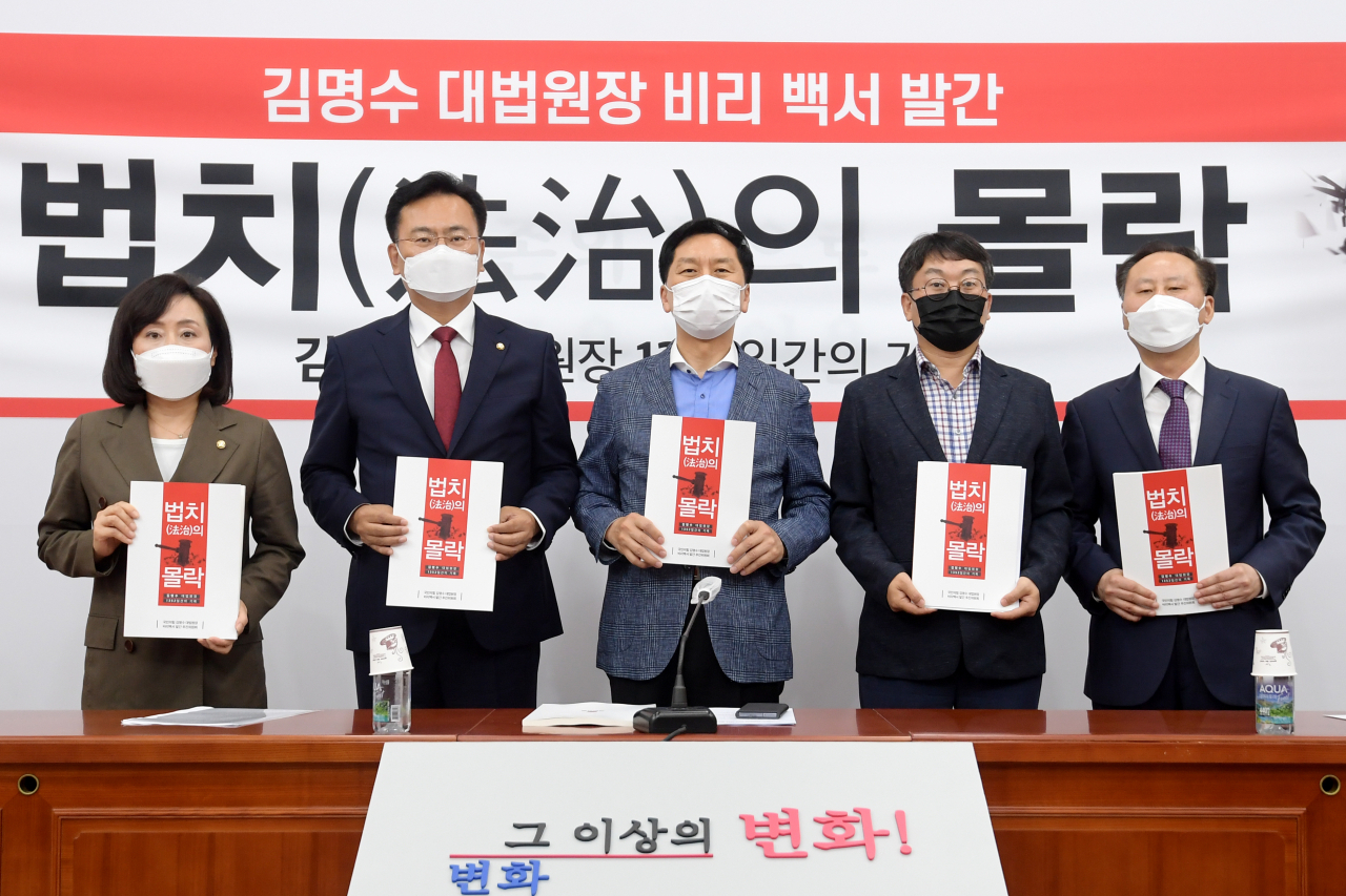 전주혜 국민의힘 원내대변인(왼쪽부터), 유상범 의원, 김기현 원내대표, 강훈 전 조선일보 논설위원, 박수철 바른사회 운동연합 사무총장이 15일 서울 여의도 국회에서 열린 '김명수 대법원장 비리 백서' 발간 기자회견에서 '법치의 몰락' 백서를 보여주고 있다. [헤럴드경제=이상섭 기자]