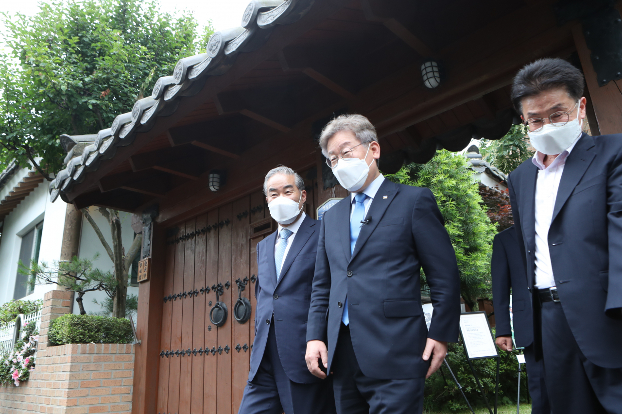 이재명 경기도지사(가운데)가 6·15 남북공동선언 21주년인 15일 경기도 고양시 김대중 대통령 사저 기념관을 찾아 내부를 둘러본 뒤 차량으로 이동하고 있다. [연합]