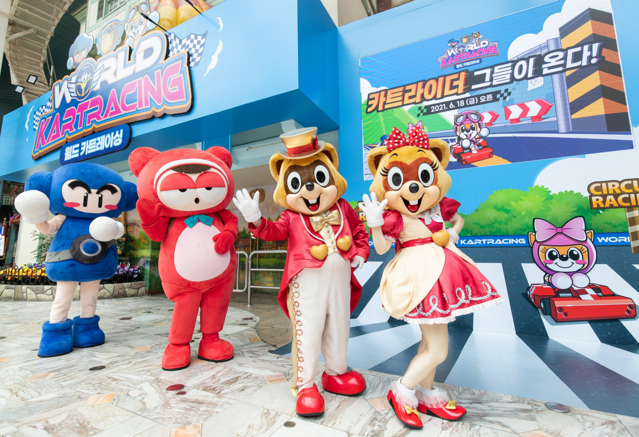 월드카트레이싱 앞에서 인사하는 로티로리와 배찌다오