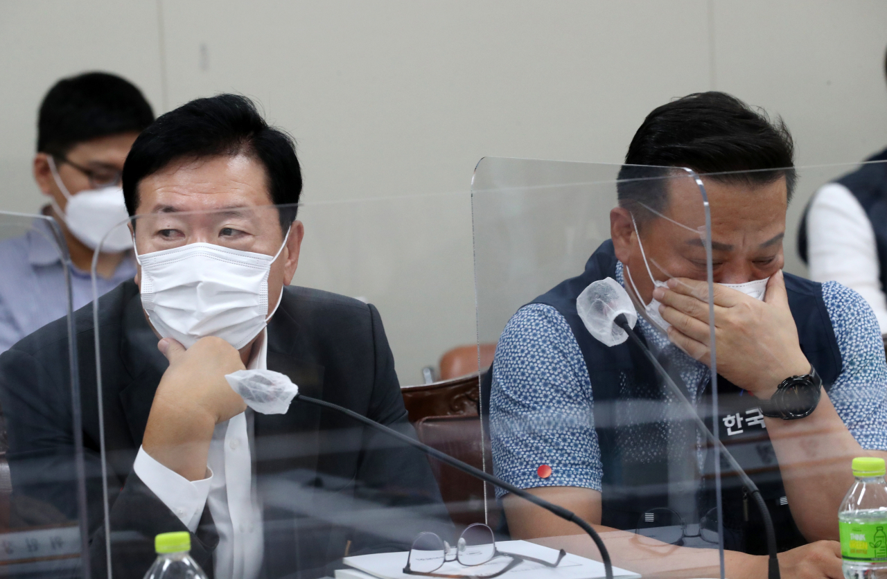 사용자위원인 류기정 경총 전무(왼쪽), 근로자위원인 이동호 한국노총 사무총장이 15일 오후 세종시 정부세종청사 최저임금위원회 회의실에서 열린 3차 전원회의에 참석해 박준식 위원장의 발언을 듣고 있다. [연합]