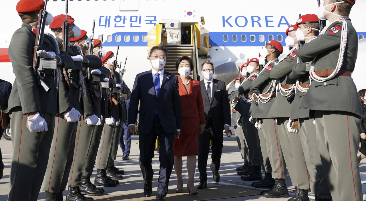 오스트리아를 국빈방문한 문재인 대통령과 김정숙 여사가 지난 13일 오후(현지시간) 빈 국제공항에 도착, 공군 1호기에서 내려 이동하고 있다. [연합]