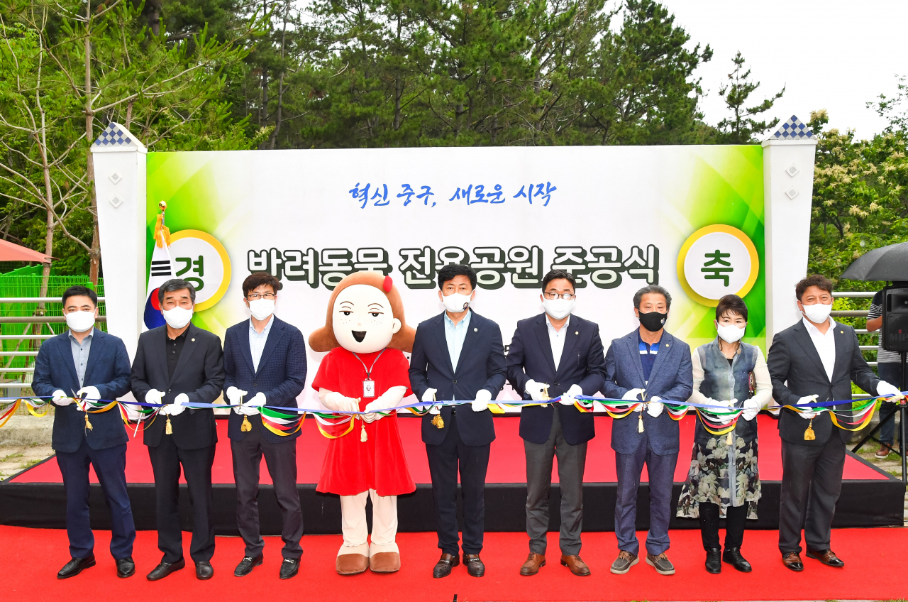 반려동물 전용공원은 전체 1억4500여만원의 예산으로 연면적 689㎡ 규모의 반려견 놀이기구와 울타리, 그늘막, 평의자 등의 시설을 갖췄다.