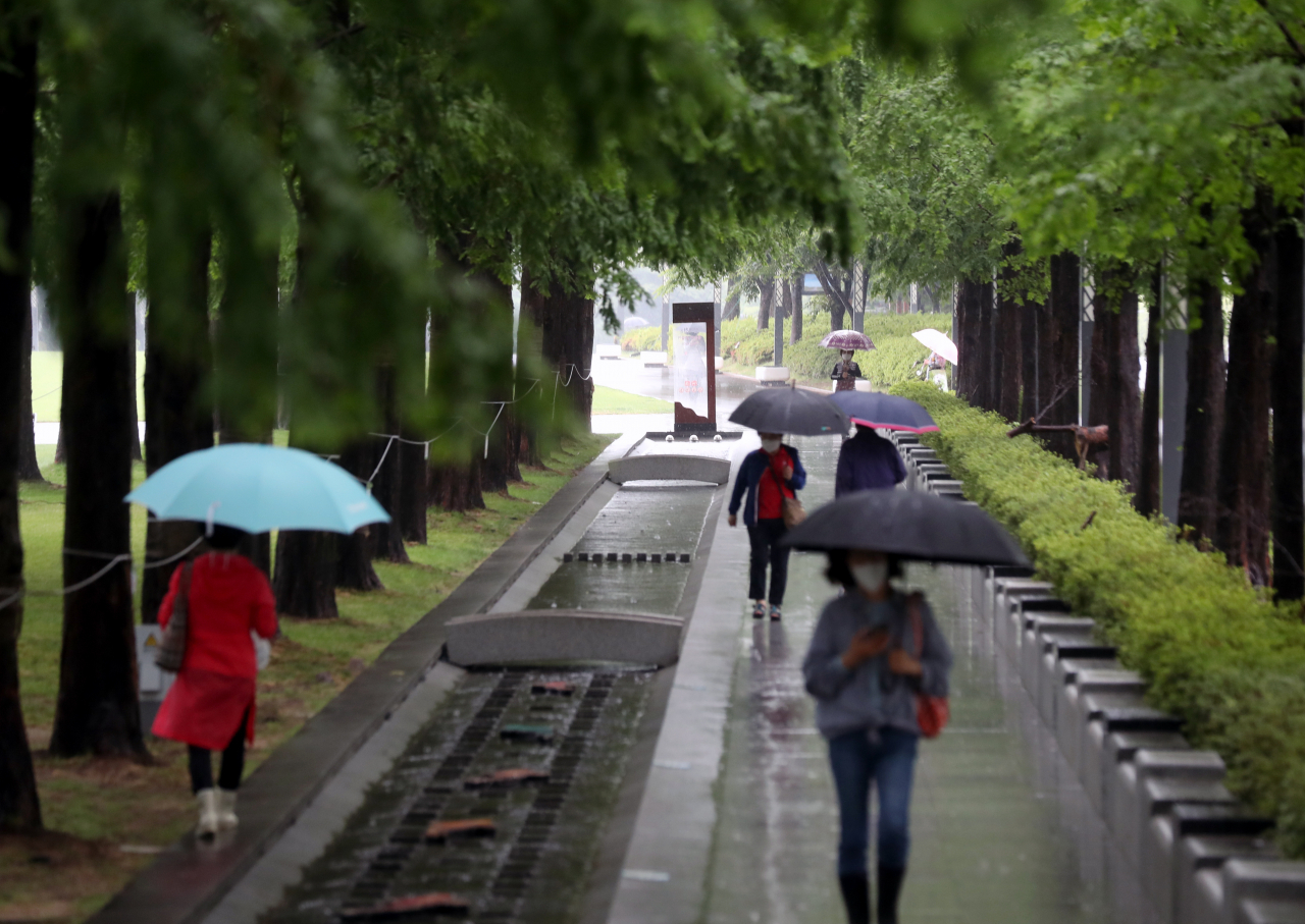 내일 전국 낮 기온 30도 내외…새벽까지 남부지방·제주도 비