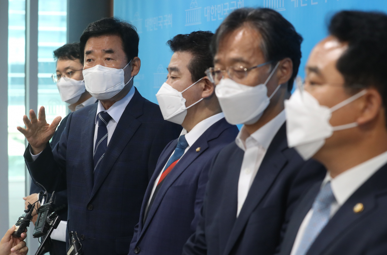 김진표 더불어민주당 부동산특위 위원장이 지난 10일 오전 국회 소통관에서 부동산 공급대책 발표를 마친 뒤 질의응답을 하고 있다. [이상섭 기자]