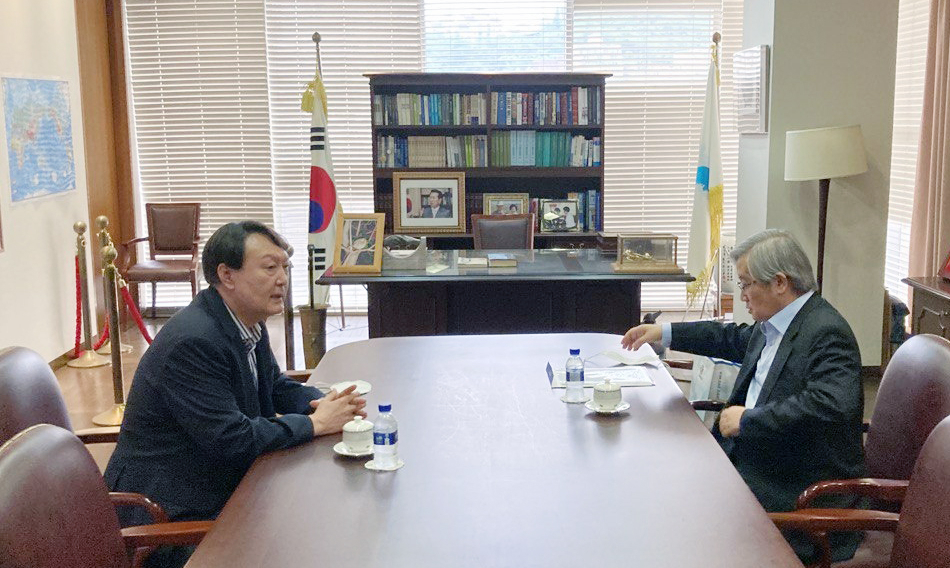 윤석열 전 검찰총장이 지난 11일 서울 마포구 동교동 연세대 김대중 도서관을 방문, 김성재 김대중 노벨평화상 기념관 이사장과 대화하고 있다. [윤석열 캠프 제공]
