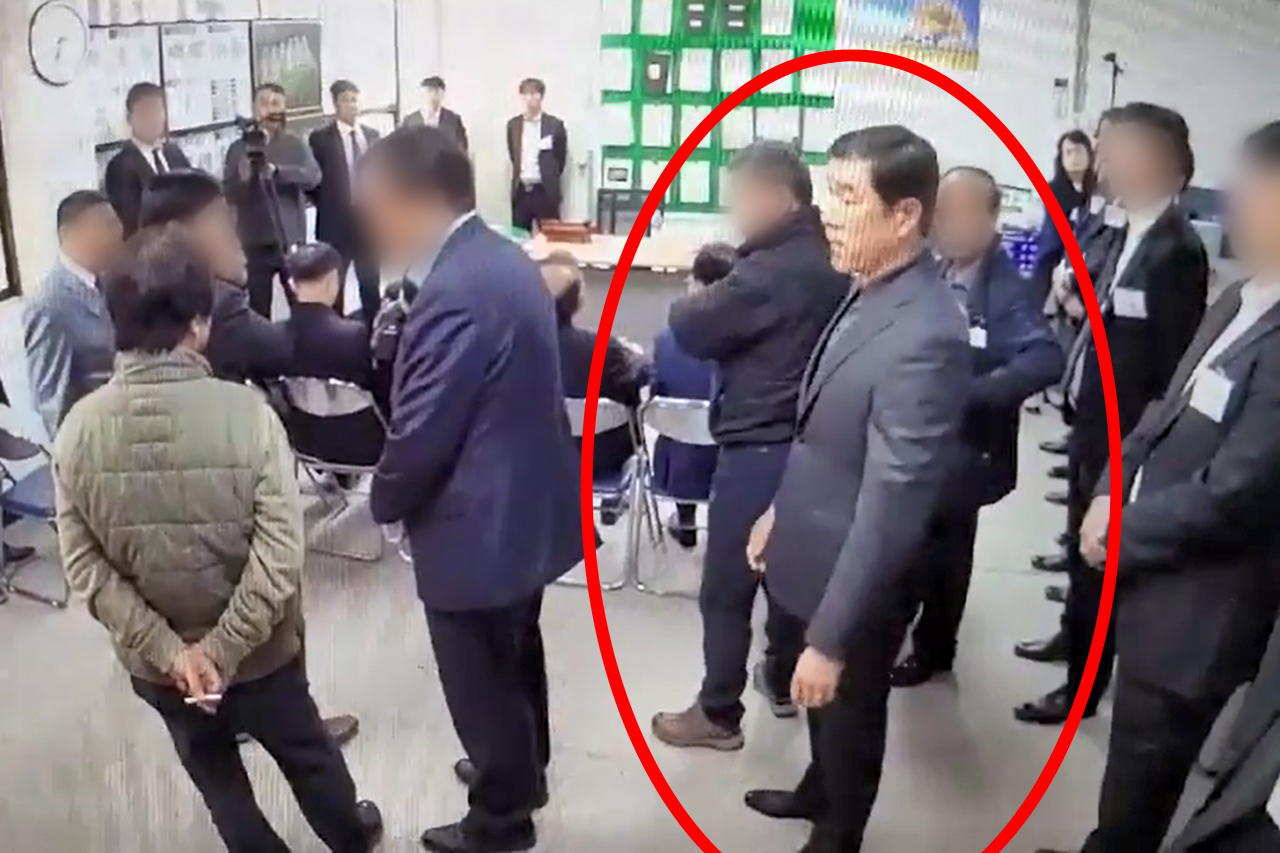 철거건물 붕괴참사가 발생한 광주 학동 4구역 재개발사업 업체 선정에 관여하고 이권에 개입했다는 의혹을 받는 문흥식 전 5·18구속부상자회장이 지난 13일 미국으로 출국했다.사진은 2018년 10월 학동4구역재개발사업조합 신임 집행부 선거장에 난입한 문 전 회장의 모습. [연합]