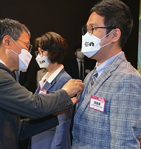 코스맥스 이동걸 소재랩(Lab) 수석연구원이 발명의 날 대통령표창을 받고 있다. [코스맥스 제공] 　
