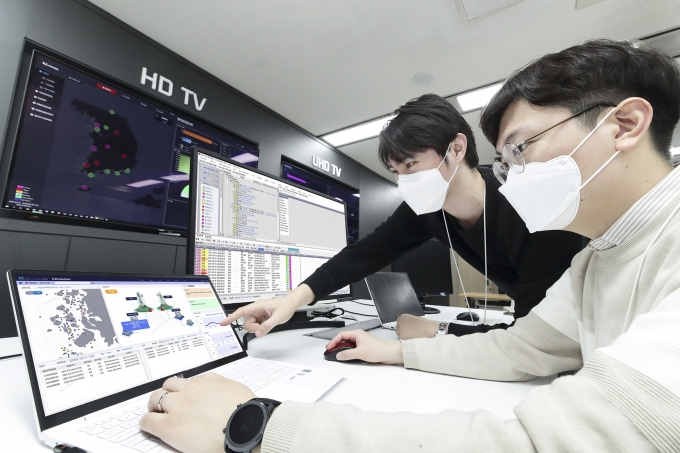 서울 서초구 KT연구개발센터에서 연구원들이 ‘닥터로렌 MW’로 네트워크를 관제하는 모습. [KT제공]