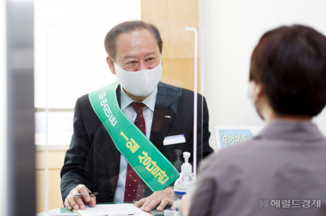 유동균 마포구청장이 성산2동에서 1일 상담관으로 주민의 민원을 듣고 있다. [마포구 제공]
