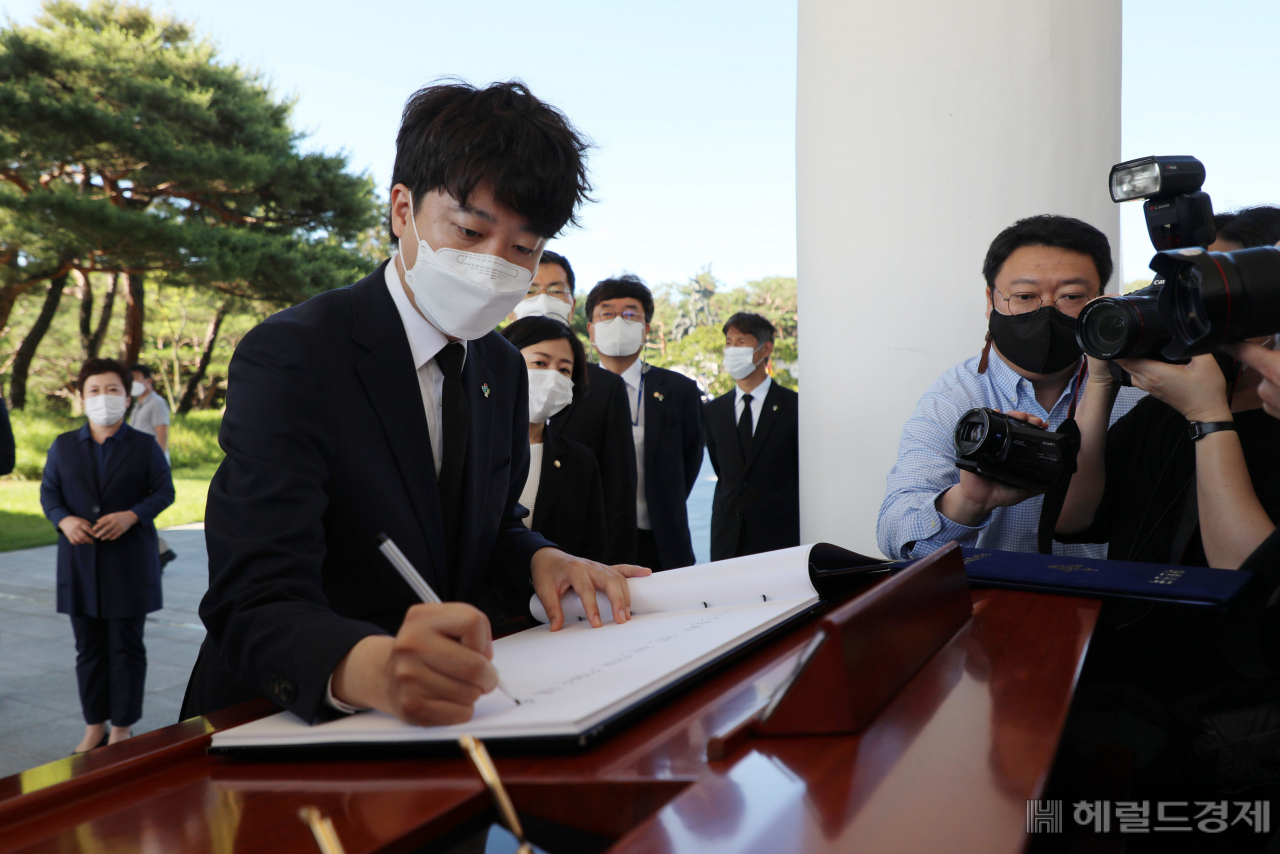 [사진=국회사진기자단] [헤럴드경제=이상섭 기자] 이준석 국민의힘 대표가 16일 오전 서울 동작구 국립현충원을 찾아 참배를 마친 뒤 방명록을 작성하고 있다. babtong@heraldcorp.com