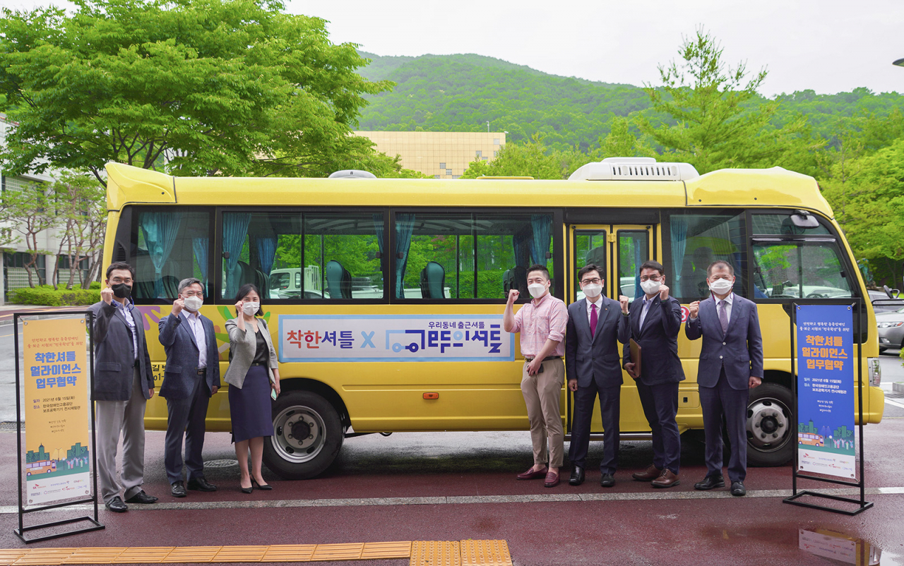 지난 15일 성남시 분당구 한국장애인고용공단에서 열린 ‘착한셔틀 얼라이언스 협약식’에서 관계자들이 기념사진을 찍고 있다. 왼쪽부터 강태현 대전창조경제혁신센터 본부장, 이선제 연구개발특구진흥재단 본부장, 여지영 SK텔레콤 오픈콜라보담당, 장지환 모두의셔틀 대표, 남용현 한국장애인고용공단 이사, 김기령 쿠팡 부사장, 박대호 행복커넥트 상임이사. [SK텔레콤 제공]