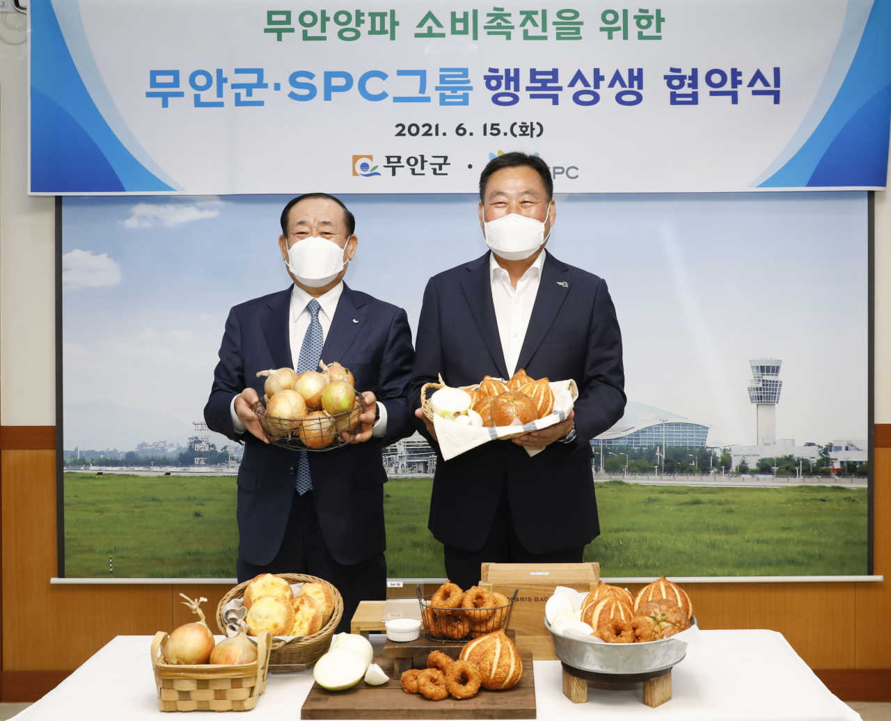 황재복 SPC그룹 대표이사(사진 왼쪽)는 지난 15일 전남 무안군청에서 열린 '무안양파 소비촉진을 위한 무안군-SPC그룹 행복상생협약식'에서 김산 무안군수와 기념 촬영을 하고 있다. [SPC그룹 제공]