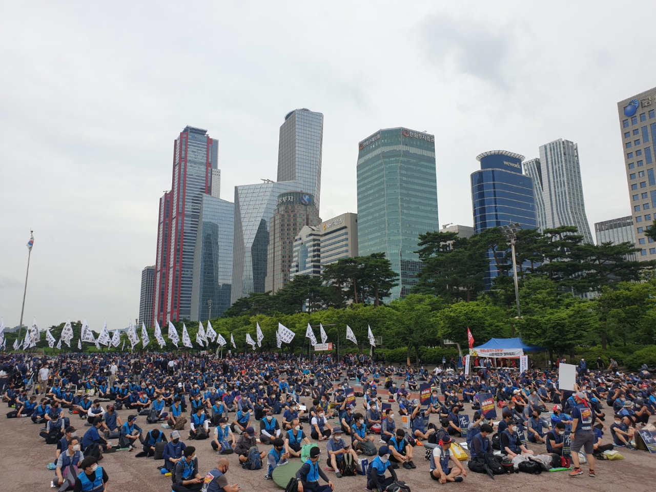 15일 오후 서울 영등포구 여의도공원에서 전국택배노동조합 조합원들이 사회적 합의 이행을 촉구하는 집회를 했다. 채상우 기자
