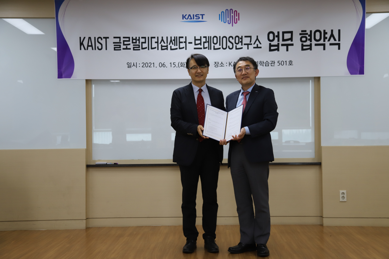 이승섭(오른쪽) KAIST 글로벌리더십센터장과 안진훈 브레인OS연구소 대표가 양해각서를 체결하고 있다.[KAIST 제공]