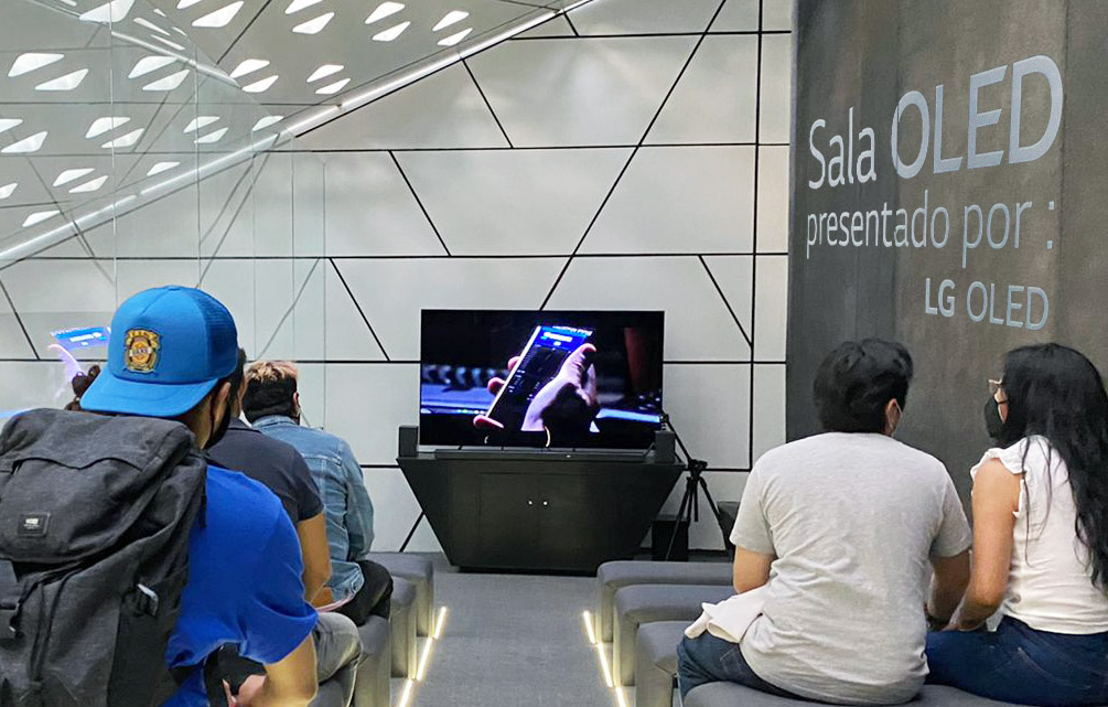 멕시코국립영화관 시네테카나시오날(Cineteca Nacional) 내에 설치된 LG 올레드 TV 전용 상영관에서 관람객들이 LG 올레드 TV로 영화를 시청하고 있다.[LG전자 제공]