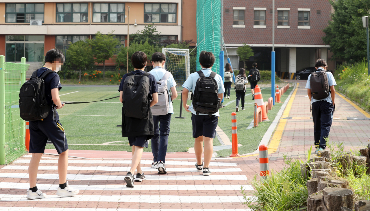 수도권 중학생 등교가 확대된 지난 14일 서울 동대문구 장평중학교에서 학생들이 등교하고 있다. [연합]