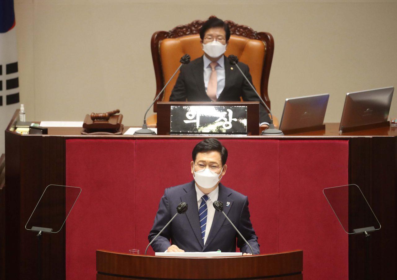 송영길 더불어민주당 대표가 16일 서울 여의도 국회에서 열린 본회의에서 교섭단체 대표연설을 하고 있다. 연합뉴스