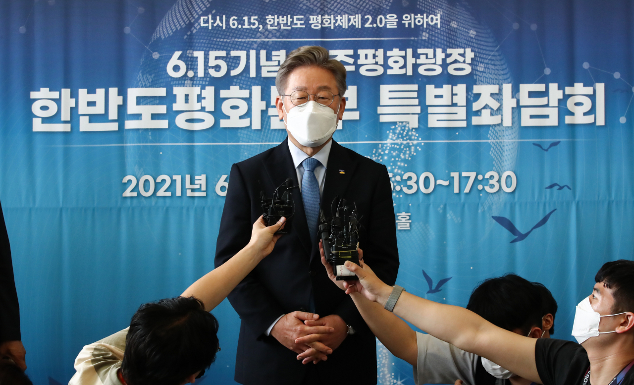 이재명 경기도지사가 지난 15일 오후 서울 용산구 백범 김구 기념관에서 열린 '민주평화광장·성공포럼 공동 토론회'에서 축사를 마친 뒤 취재진의 질문을 받고 있다. [연합]