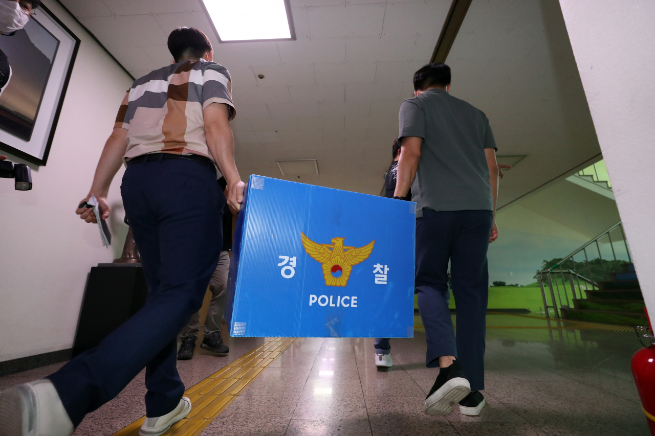 철거건물 붕괴참사를 수사 중인 경찰이 15일 오후 광주 동구청 건축과에서 압수품을 챙겨 이동하고 있다. 경찰은 이날 업무상 과실 치사상 등 혐의로 재하도급 업체 대표 등 2명에 대해 사전구속영장을 신청하고, 광주시·동구·학동 4구역 재개발사업조합사무실 등 3곳을 압수수색했다. [연합]