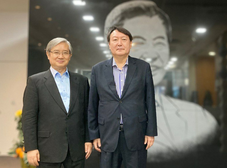윤석열 전 검찰총장이 지난 11일 서울 마포구 동교동 연세대 김대중 도서관을 방문, 김성재 김대중 노벨평화상 기념관 이사장과 함께 전시물을 살펴본 뒤 기념촬영을 하고 있다. [윤석열 캠프 제공]