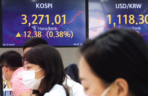 16일 오전 서울 중구 하나은행 본점 딜링룸. [연합]