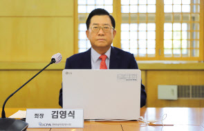 김영식 한국공인회계사회 회장이 16일 열린 취임 1주년 기자간담회에서 발언하고 있다. [한국공인회계사회 제공]