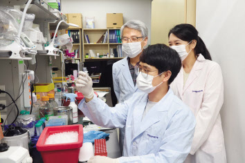 한국생명공학연구원 최인표(뒷쪽) 박사 연구팀이 NK세포 관련 연구를 수행하고 있다. 연구팀은 기술료를 받는 조건으로 관련기술을 기업에 이전했다. [한국생명공학연구원 제공]