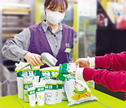 편의점 CU와 대한제분 곰표가 협업한 상품들. [CU 제공]