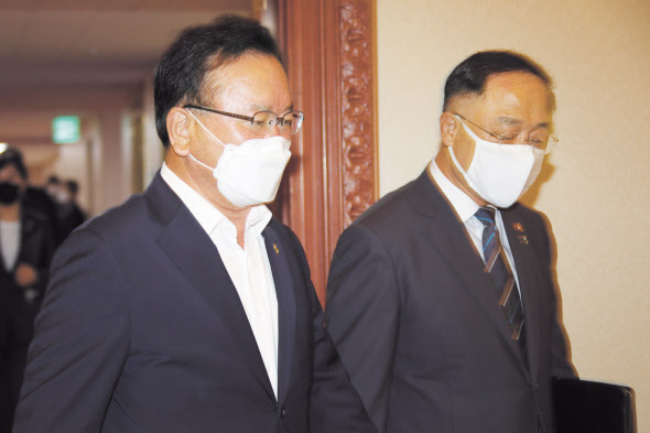 2차 추가경정예산, 손실보상법, 서비스산업발전기본법안, 재정준칙 등 현안을 두고 여야는 물론 정부까지 모두가 다른 입장을 견지하고 있어 6월 국회 처리에 난항이 예상된다. 사진은 전날 정부서울청사에서 열린 국무회의에 홍남기 경제부총리 겸 기획재정부 장관과 함께 참석하고 있는 김부겸 국무총리. [연합]