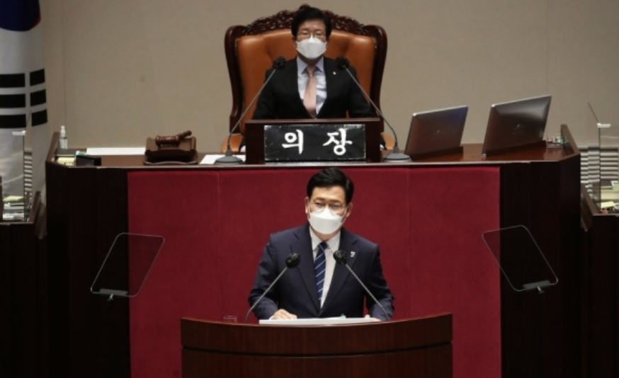송영길 더불어민주당 대표(앞)가 16일 오전 서울 여의도 국회에서 열린 본회의에서 취임 후 첫 교섭단체 대표연설을 하고 있다.[이상섭 기자]