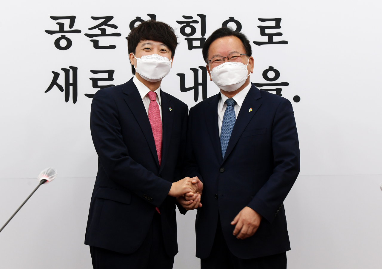이준석 국민의힘 대표(왼쪽)가 16일 서울 여의도 국회에서 예방한 김부겸 국무총리와 웃으며 기념촬영하고 있다. [헤럴드경제=이상섭 기자]