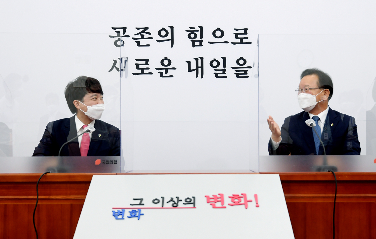 이준석 국민의힘 대표(왼쪽)가 16일 서울 여의도 국회에서 예방한 김부겸 국무총리와 대화하고 있다. [헤럴드경제=이상섭 기자]