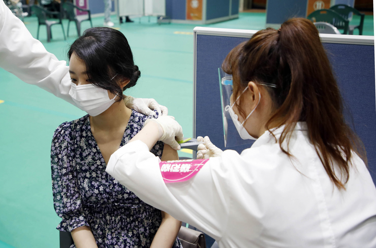 지난 15일 오전 광주 북구 코로나19 화이자 백신 예방접종센터에서 보건소 의료진이 30세 미만 사회 필수인력 대상자들에게 접종하고 있다. [연합]
