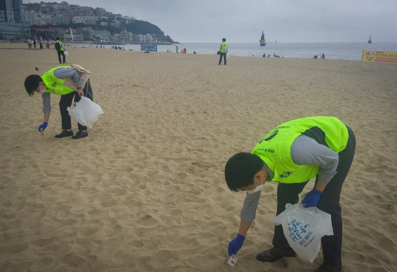 한국남부발전 직원들이 16일 부산 해운대에서 환경보호를 위한 플로깅 챌린지에 참여하고 있다. [남부발전 제공]