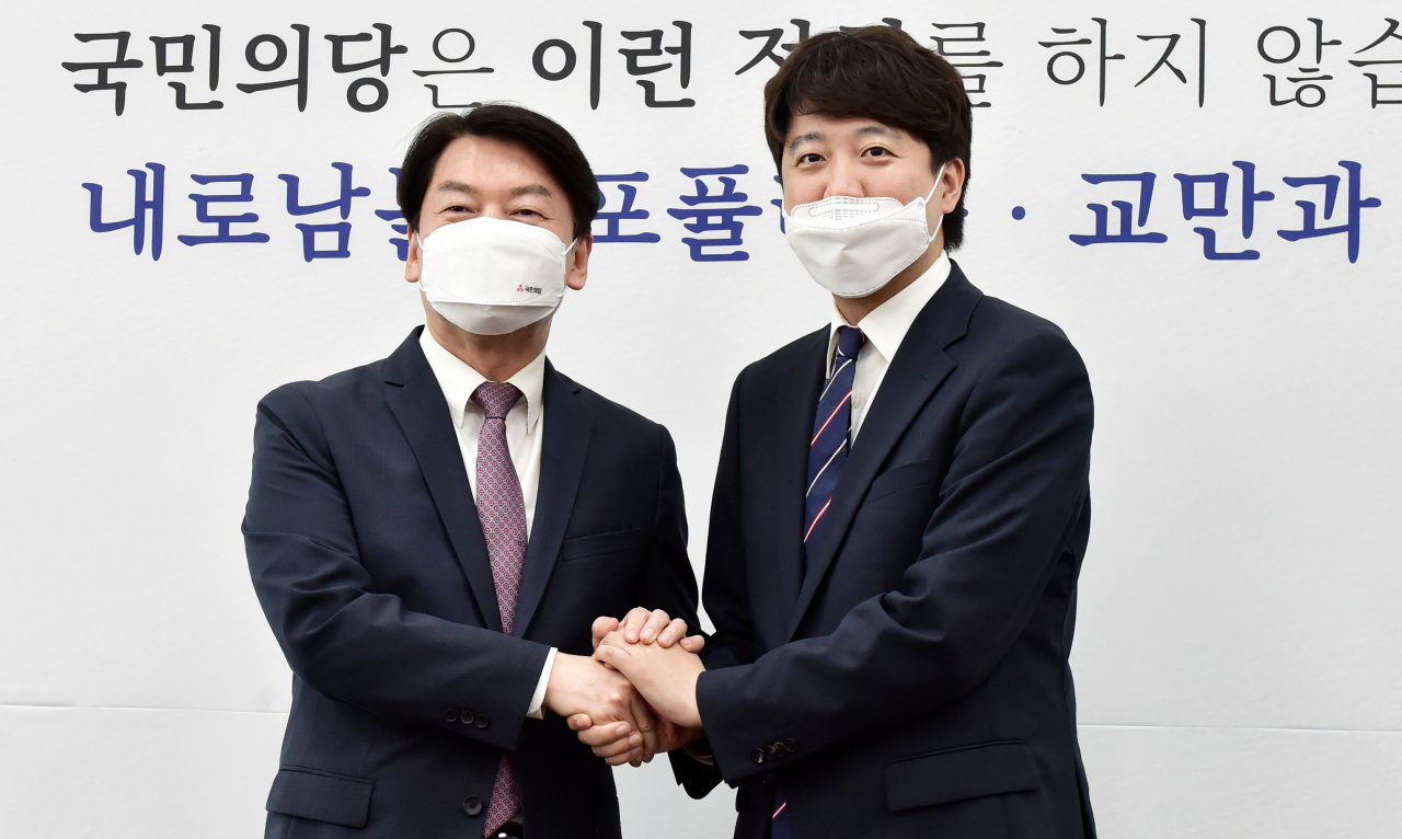 안철수 국민의당 대선후보(왼쪽)와 이준석 국민의힘 대표. [헤럴드경제=이상섭 기자]