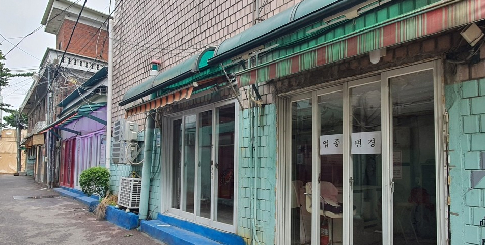 지난달 31일 경기 수원시 팔달구 수원역 앞 집창촌 내 한 업소가 폐업해 문이 굳게 닫혀있다.[연합]