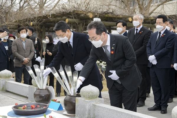 지난 2월 권오봉 여수시장(왼쪽)과 허석 순천시장이 여순사건 위령탑을 참배하고 있다. [순천시 제공]
