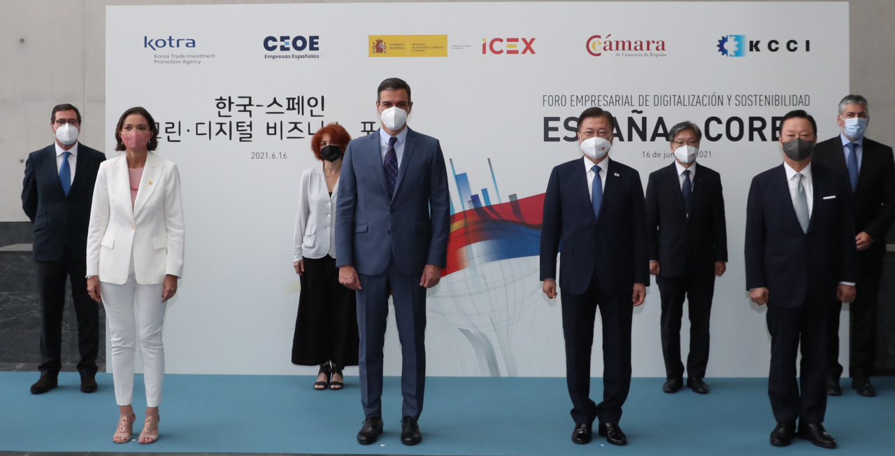스페인을 국빈 방문 중인 문재인 대통령이 16일(현지시간) 스페인 마드리드 상공회의소에서 열린 한-스페인 그린 디지털 비즈니스 서밋에 참석, 페드로 산체스 총리(왼쪽 두번째), 박용만 경협위원장(오른쪽) 등 참석자들과 기념촬영을 하고 있다. 연합뉴스