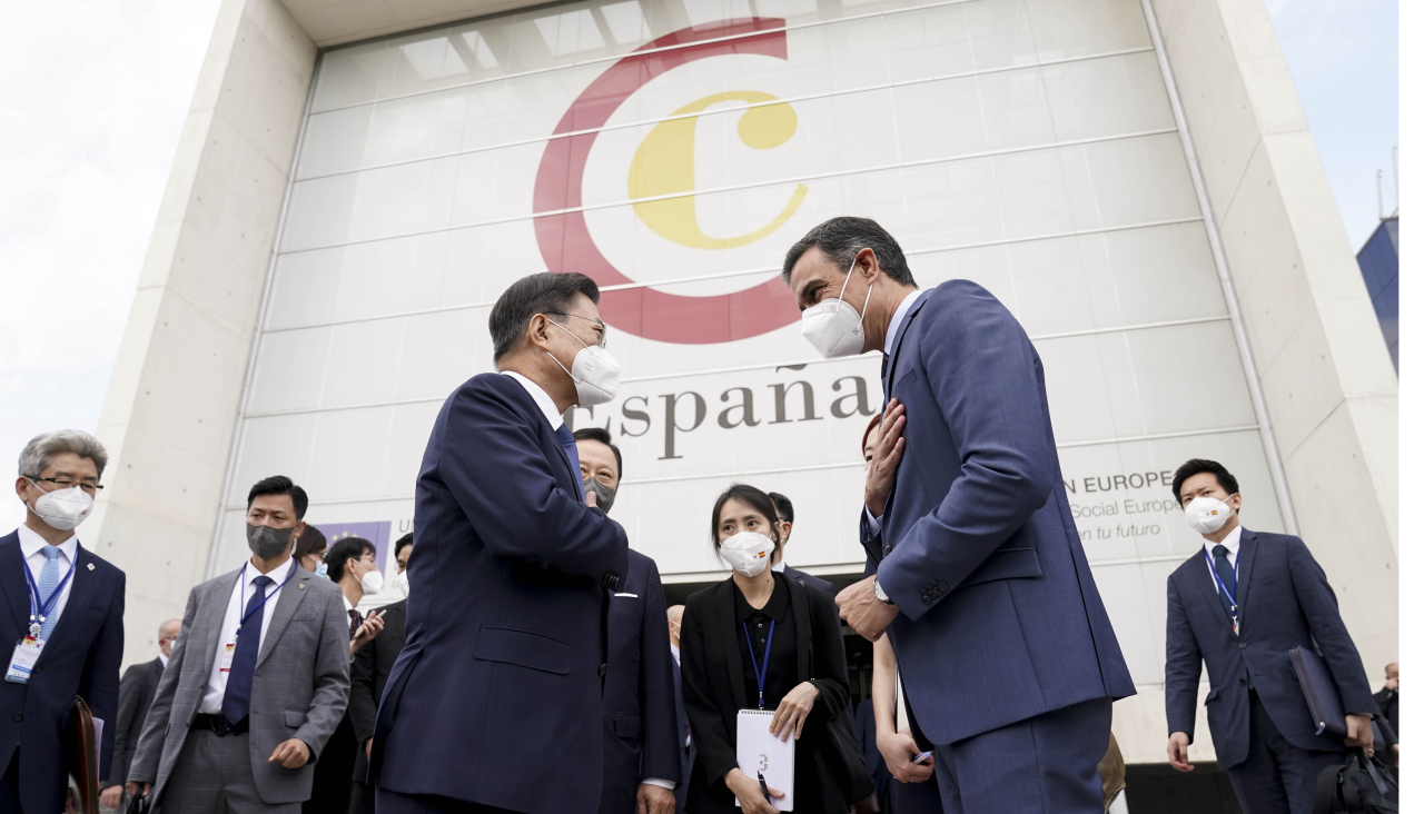 President Moon Jae-in and Spanish Prime Minister Pedro Sanchez arrive at a business forum co-hosted by Korean and Spanish chambers of comerce in Madrid on Tuesday. (Yonhap)