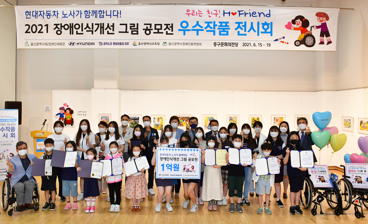 대상(울산시장장)은 이주연(옥동초 3학년)과 김소윤(울산예고 2학년) 학생이, 최우수상(울산시교육감상)은 여유(우정초 4학년)와 김지희(성안중 2학년) 학생이 수상했다.