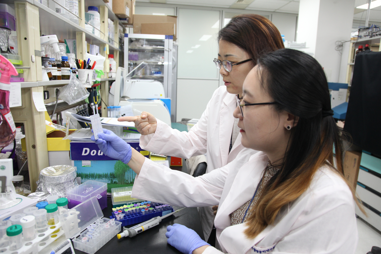 정주연(뒤쪽) 박사 연구팀이 관련 연구를 수행하고 있다.[한국생명공학연구원 제공]