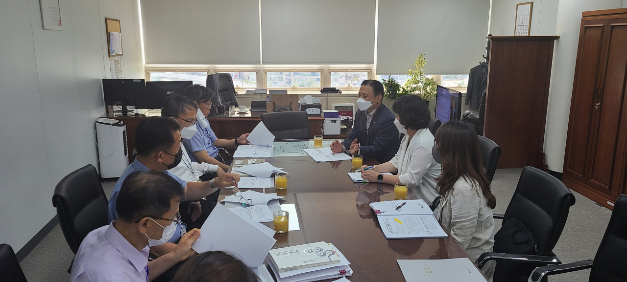 이동권 북구청장이 16일 국토교통부를 찾아 강동관광단지 사업과 강동 공공지원민간임대주택 사업 관련 등 현안 협조를 요청했다. 이 구청장이 국토부 중토위 관계 공무원에게 강동관광단지 사업인정 신청과 관련한 입장을 전하고 있다.