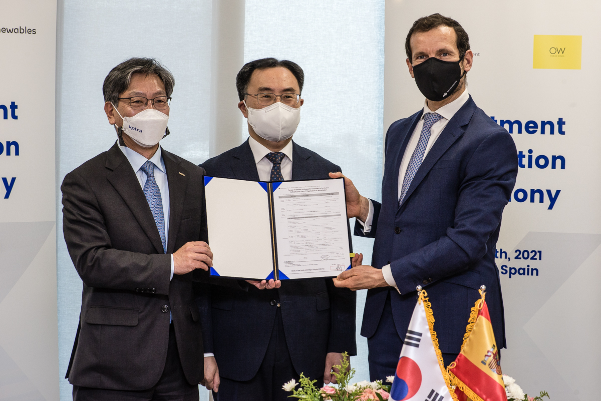 글로벌 대표적인 신재생에너지 기업 EDPR과 오션윈즈가 국내 대규모 태양광·해상풍력 발전단지 구축을 위해 한국 투자를 확정했다. 코트라는 15일(현지시간) EDPR 본사에서 투자신고식을 열었다. 산업통상자원부 문승욱 장관(중앙)이 임석한 가운데, 코트라 유정열 사장(좌측)과 오션윈즈 CEO 스피리돈 마르티니스가 투자신고서 서명 후 기념 촬영을 하고 있다.