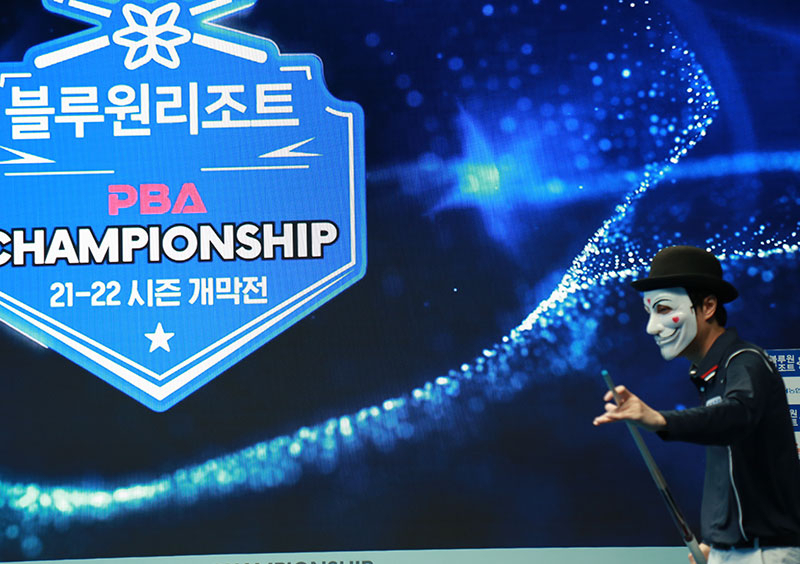 PBA 본선무대에서 본인의 트레이드마크인 가면을 쓴 채 데뷔전을 치르고 있는 ‘당구해커’ [PBA 제공]