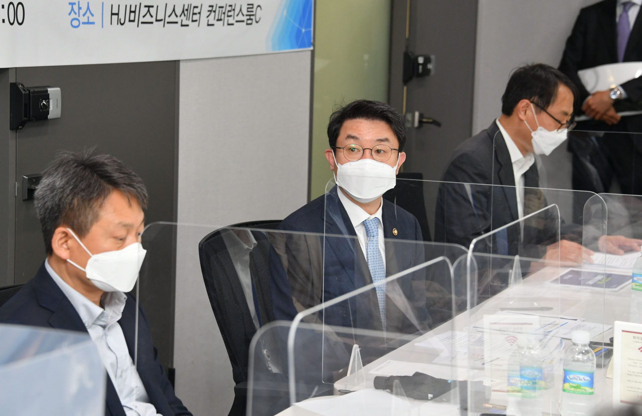 이억원 기획재정부 1차관은 17일 미국 인플레이션 및 테이퍼링 가능성 등 금융시장 리스크에 대해 “시장이 예상한 수준에서 크게 벗어나지 않았다는 인식으로, 변동폭은 비교적 제한된 모습”이라고 평가했다.이 차관은 이날 서울 은행회관에서 열린 거시경제금융회의를 통해 “제롬 파월 연준 의장은 기자회견에서 통화정책 전환에 필요한 경제·고용 지표의 상당한 추가 진전(Substantial further progress)은아직 거리가 멀고, 인플레도 예상보다 높지만 일시적 요인이 크다고 평가했다”며 이같이 밝혔다. 사진은 지난 15일 서울 광화문 HJ비즈니스센터에서 화상으로 열린 '한국판 뉴딜 자문단 디지털뉴딜 분과 제4차 회의'에서 발언하고 있는 이 차관 [기획재정부 제공]
